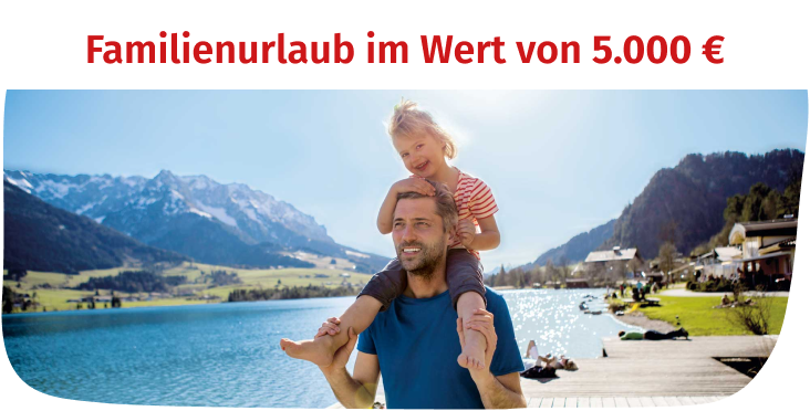 Ein Mann trägt ein Mädchen auf seinen Schultern. Sie stehen zusammen an einem See oder Fluss. In der Ferne sieht man Berge. Titelschrift: Familienurlaub im Wert von 5.000 €